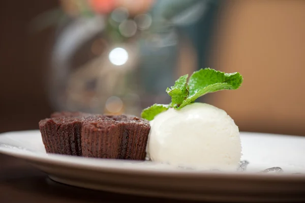 Gâteau au chocolat avec crème glacée — Photo