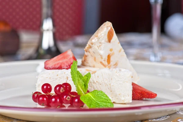 Cream berries dessert — Stock Photo, Image