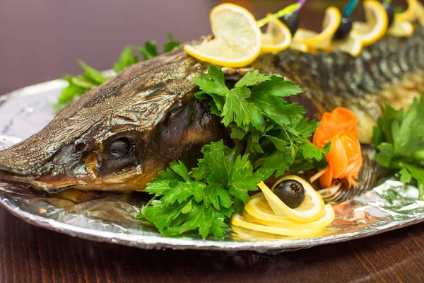 Sturgeon bakade med gröna — Stockfoto