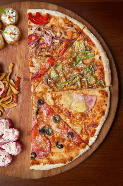 Pizza und Sushi — Stockfoto