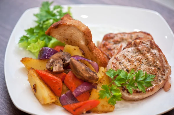 Pork chop met plantaardige — Stockfoto