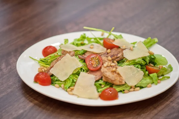 Ensalada de pollo con parmesano —  Fotos de Stock