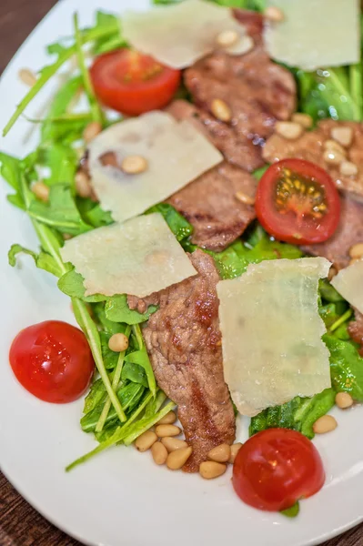 Salada de frango com parmesão — Fotografia de Stock