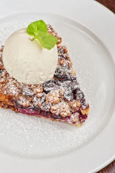 Pastel desmenuzado con grosellas negras — Foto de Stock