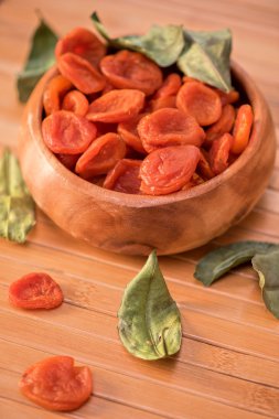 Kavanozda kurutulmuş kayısı.