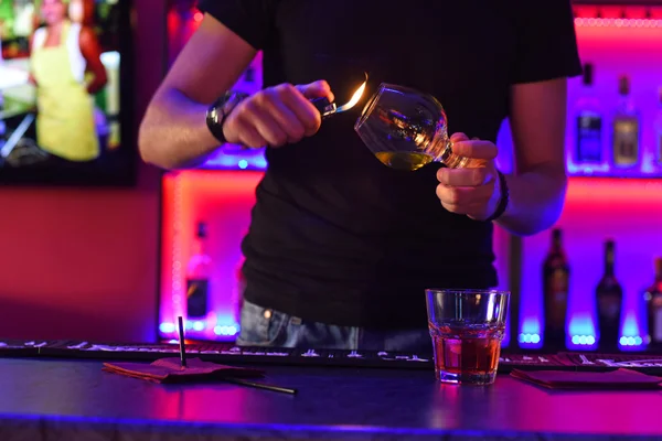 Making cocktail in bar — Stock Photo, Image