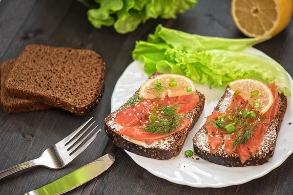 Sandwich con salmone a colazione — Foto Stock