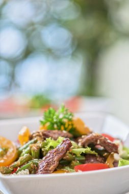 Dana eti ile sıcak salata