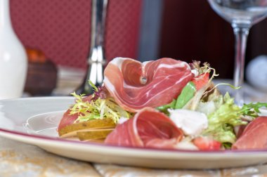 peynir ve domuz pastırması salatası