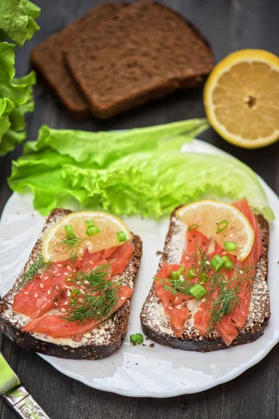 Сэндвич с лососем на завтрак — стоковое фото