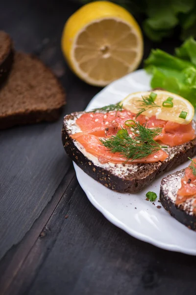 Sandwich with salmon for breakfast — Stock Photo, Image