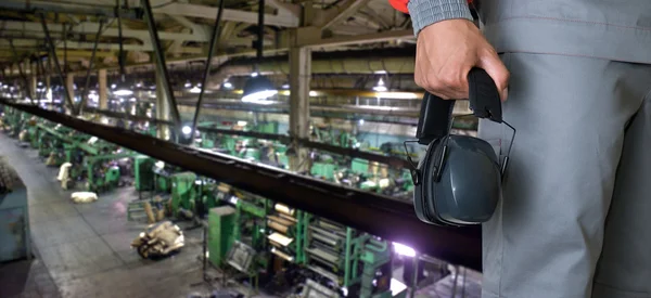 Trabajador con auriculares protectores —  Fotos de Stock