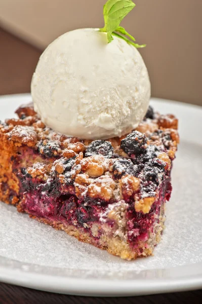 Crumble pie with black currants — Stock Photo, Image