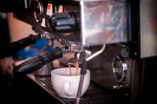 Preparar café en la cafetería — Foto de Stock