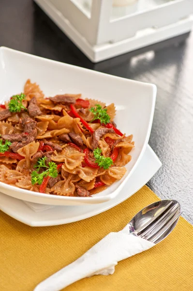 Farfalle mit Gemüse und Rindfleisch — Stockfoto