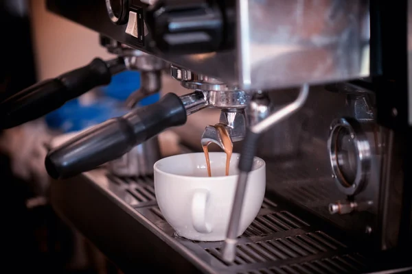 Preparar café en la cafetería — Foto de Stock