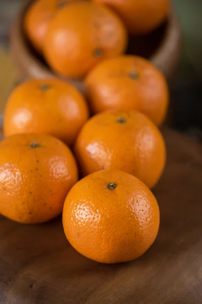 Tangeriner på trä bakgrund — Stockfoto