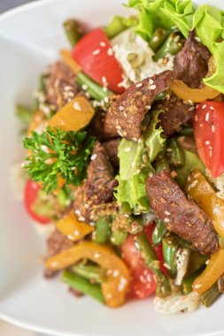 Dana eti ile sıcak salata