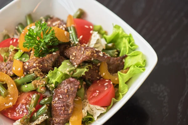 Warmer Salat mit Kalbfleisch — Stockfoto