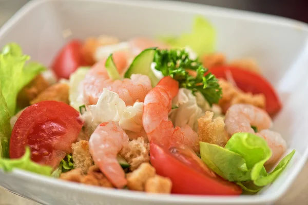 Salade de légumes crevettes — Photo