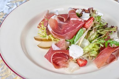 peynir ve domuz pastırması salatası