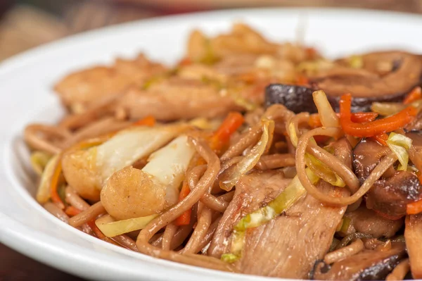 Fideos de trigo sarraceno con pollo —  Fotos de Stock