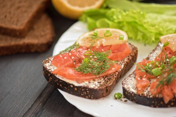 Sandwich with salmon for breakfast — Stock Photo, Image