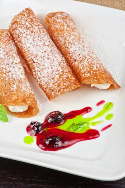 Siciliansk cannoli på plattan — Stockfoto