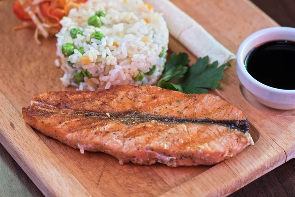 Salmón a la parrilla con arroz — Foto de Stock