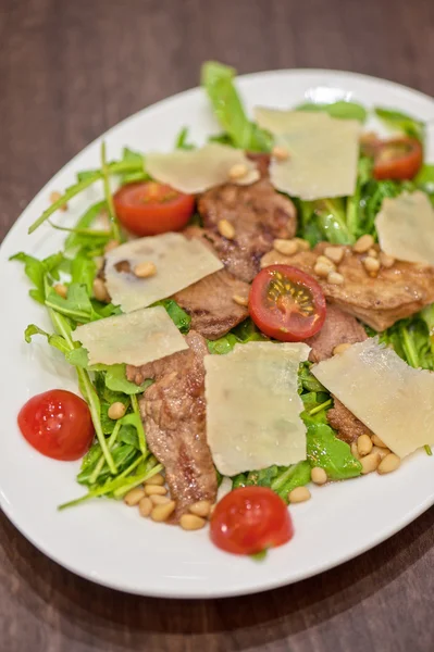 Parmesanlı tavuk salatası — Stok fotoğraf