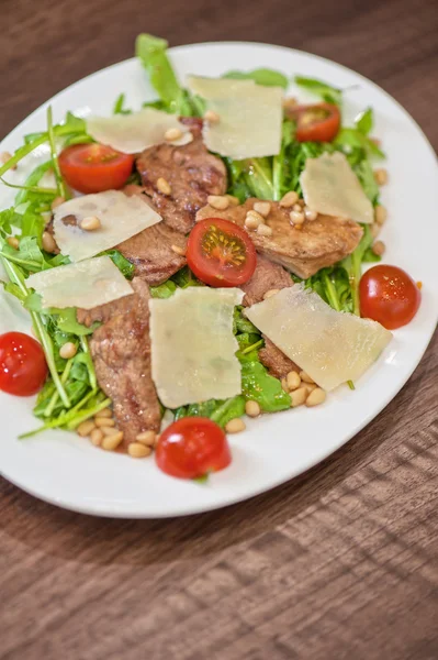 Ensalada de pollo con parmesano — Foto de Stock