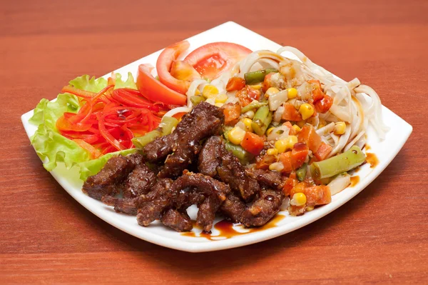 Kinesiska nudlar med stekt kött och grönsaker — Stockfoto