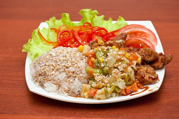 Arroz com carne torrada e legumes — Fotografia de Stock