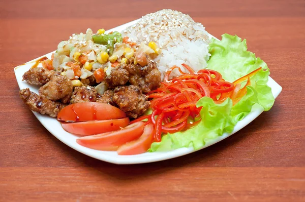 Arroz com carne torrada e legumes — Fotografia de Stock