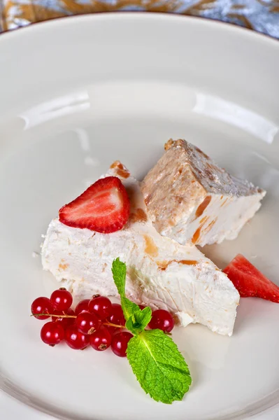 Десерт из ягод крема — стоковое фото