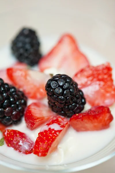 Yogurt souffle with berries — Stock Photo, Image