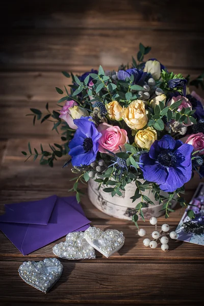 Lindo buquê flores e corações — Fotografia de Stock