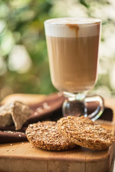 クッキーとコーヒー カフェラテ カップ — ストック写真