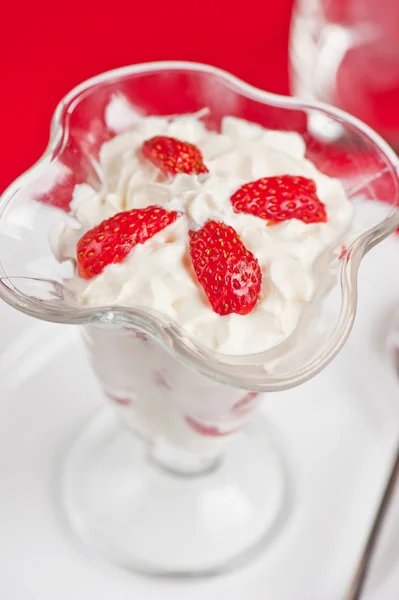 Erdbeere mit Sahne — Stockfoto