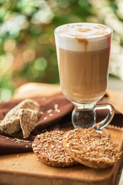 Kaffe latte cup med cookies — Stockfoto