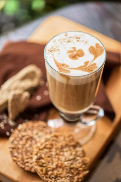 Kaffee-Latte-Tasse mit Keksen — Stockfoto