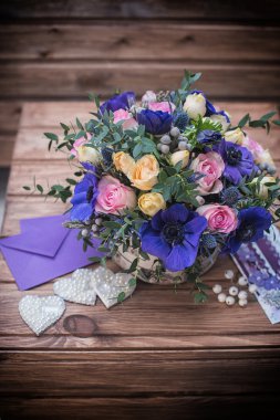 güzel buket çiçek ve kalpler