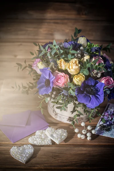 Mooie boeket bloemen en harten — Stockfoto