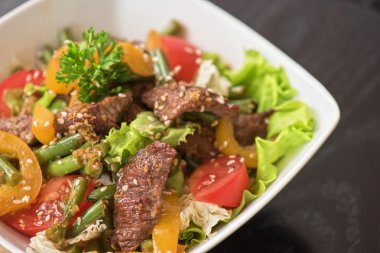 Dana eti ile sıcak salata