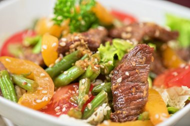 Dana eti ile sıcak salata