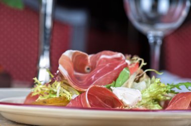 peynir ve domuz pastırması salatası