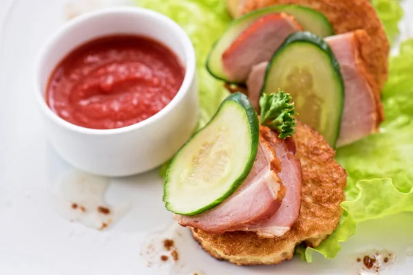 Pannenkoeken met ham en komkommer — Stockfoto