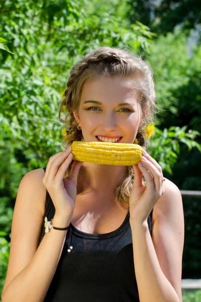 Mulher comendo espiga de milho — Fotografia de Stock