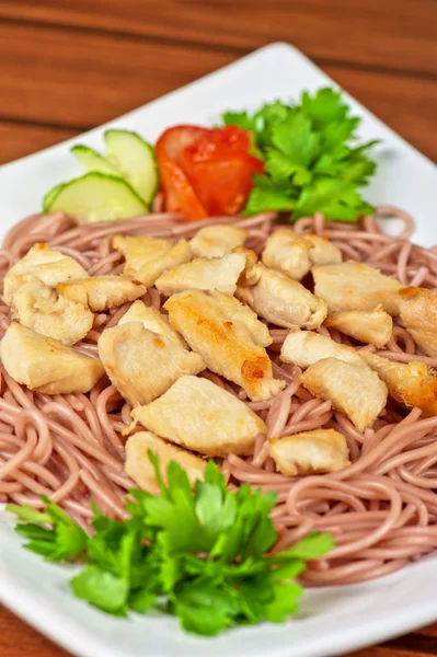 Pasta med kycklingkött — Stockfoto