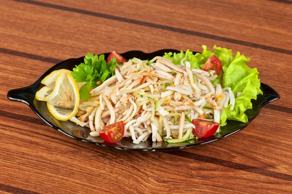 Smakelijke salade op plaat — Stockfoto